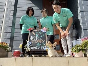 入口でのスタッフと犬
