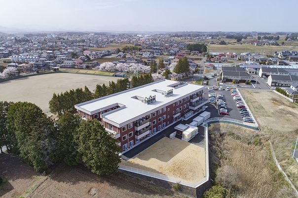 広がる住宅街に建つ建物