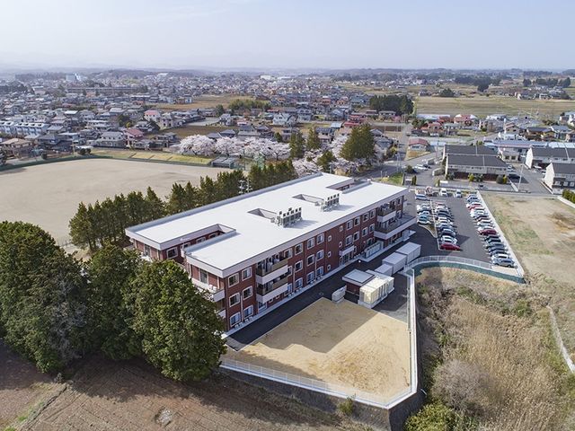 広がる住宅街に建つ建物 外観 広々とした地域に立地し、周囲の自然と調和した建物の外観です。静かな環境で落ち着いて働けます。