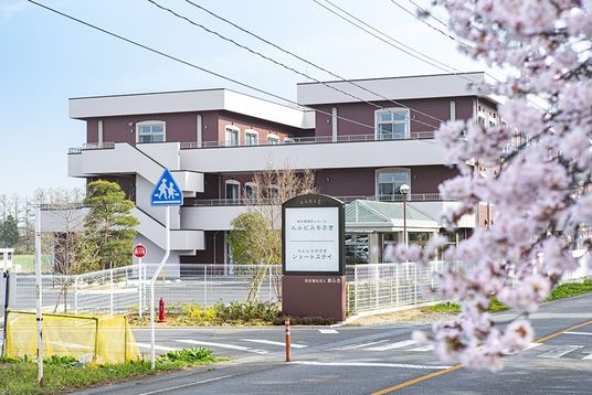桜が咲く春の外観