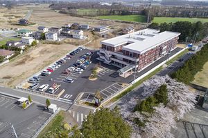 大規模な建物が立つ風景
