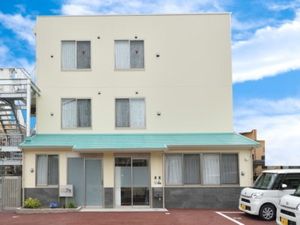 白い外壁の建物外観