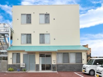 白い外壁の建物外観