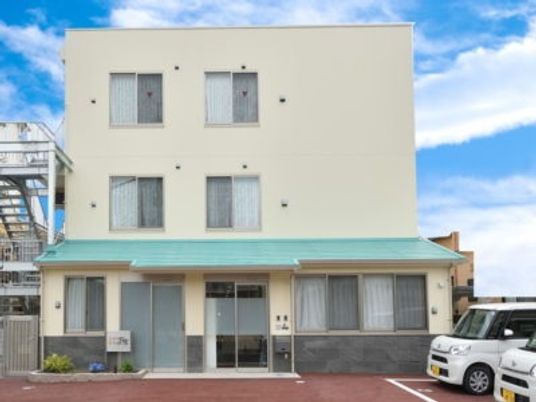 白い外壁の建物外観