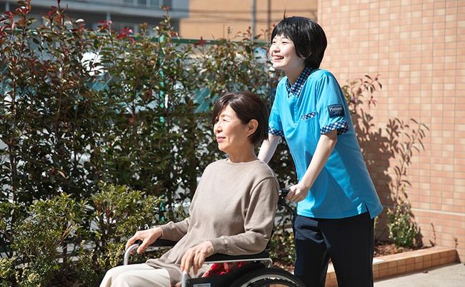 笑顔で散策する様子の庭