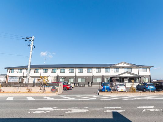 明るい外観の建物