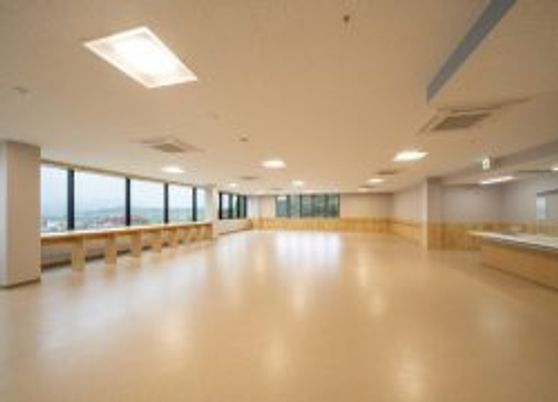 広々とした明るい部屋