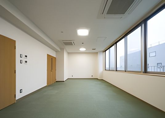自然光が差し込む多目的室