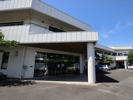 広々とした施設エントランス