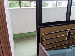 ベッドサイドの窓とリモコン