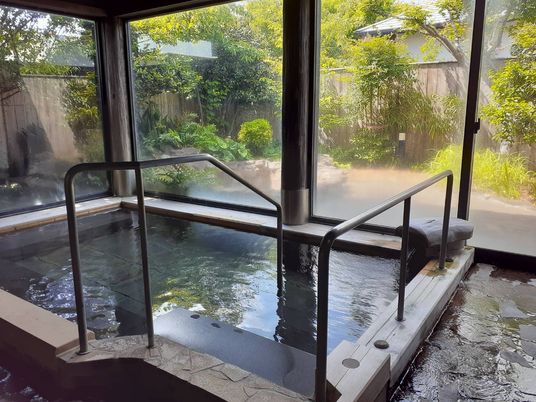 庭園を望む明るい浴室