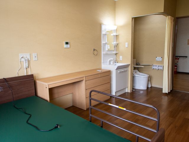 居心地の良い居室風景 居室 広々とした居室には、必要な備えが整っており、快適な日々を過ごせるよう配慮されています。
