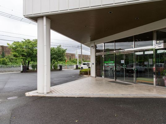広々とした施設入口