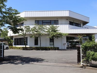 白い壁のモダンな建物外観