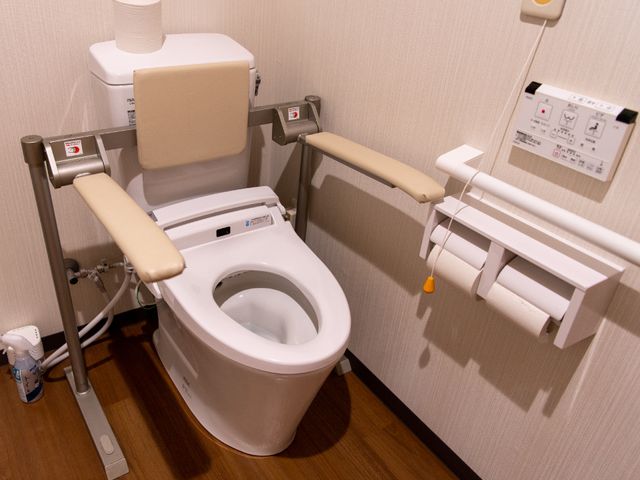バリアフリーなトイレ設備 トイレ 手すりや緊急呼び出しボタンが設置された利用しやすいトイレです。安全に配慮された環境で仕事ができます。