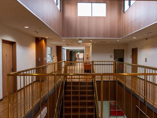 温かみのある明るい廊下 廊下 天井の高い廊下で、壁にはアートが飾られており、訪れる人々に安らぎを提供します。ゆったりとした空間は、職員と利用者のコミュニケーションも活発な場所となっています。