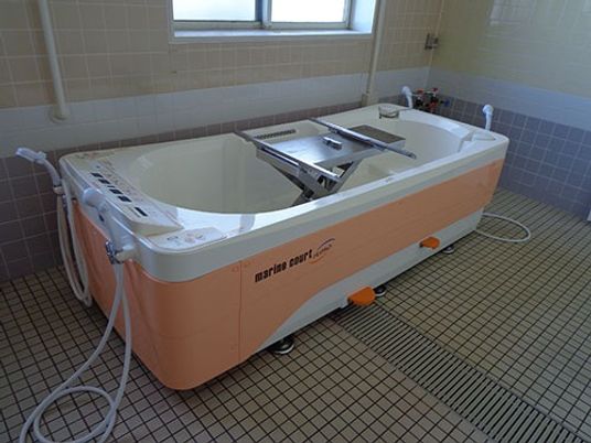 広々した浴槽の浴室