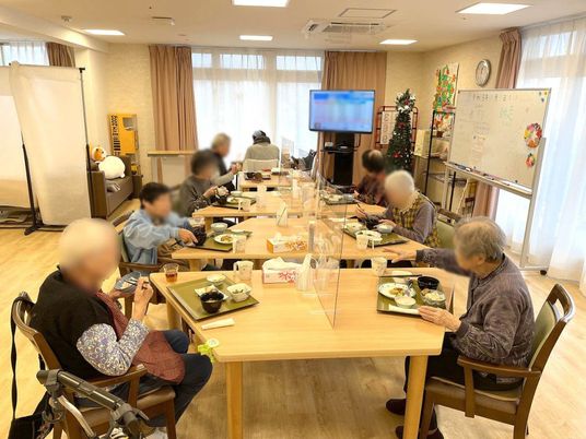食卓を囲む風景