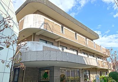 日差しのある建物の外観