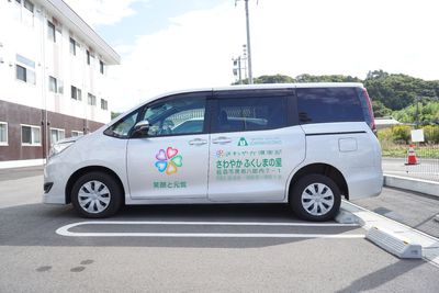 施設ロゴの付いた送迎車