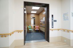 エレベーター前待合スペース