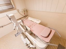 バリアフリー設計の浴室