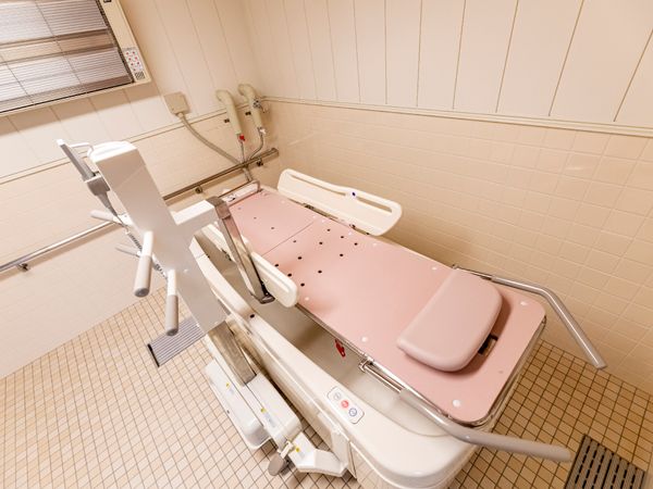バリアフリー設計の浴室