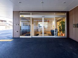 明るいエントランス風景