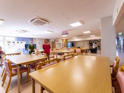 広々とした明るい食堂