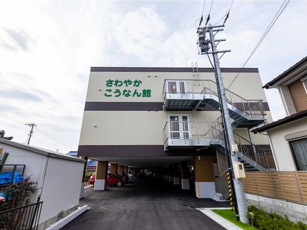 明るい外観の建物