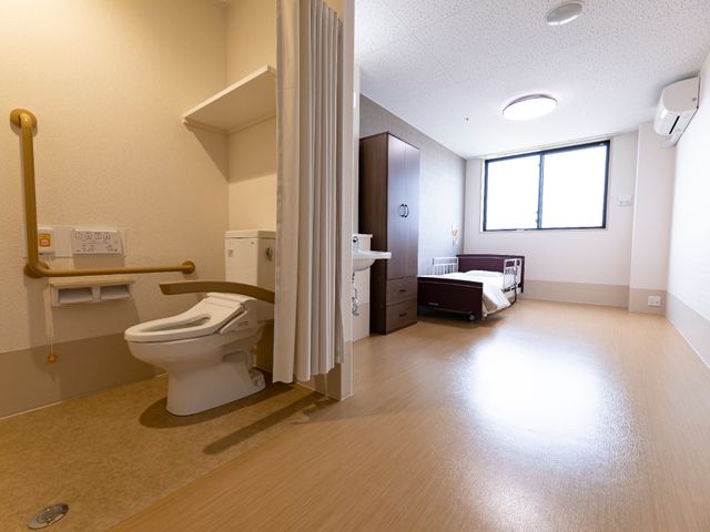 バリアフリーな居室 居室 明るく広々とした部屋は、動線にも配慮されており、安心して日々を過ごせる環境が整っています。ユニットバス付きの居室で、利便性とプライバシーが確保されています。