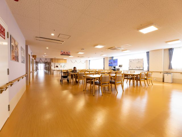 広々とした明るい食堂 共有スペース 床が木目調で、天井が高い食堂は明るく、ゆったりとした食事の時間を提供します。テーブルには数人が座ることができ、コミュニケーションの場としても最適です。