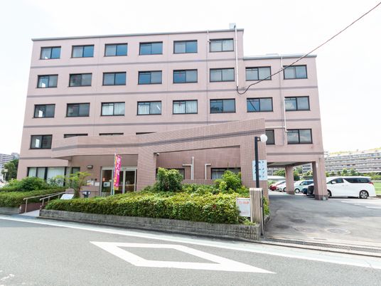 ピンク色の建物外観