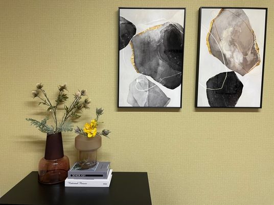装飾絵画と花瓶のある室内