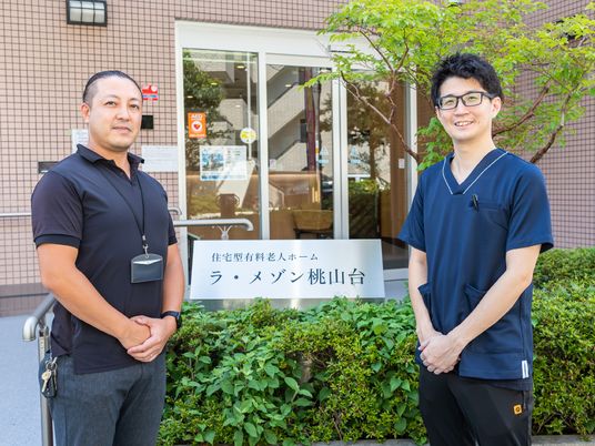 スタッフ二人の前進立像