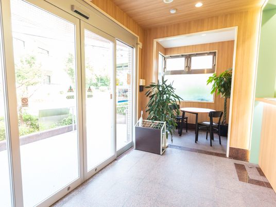 エントランスの明るい空間