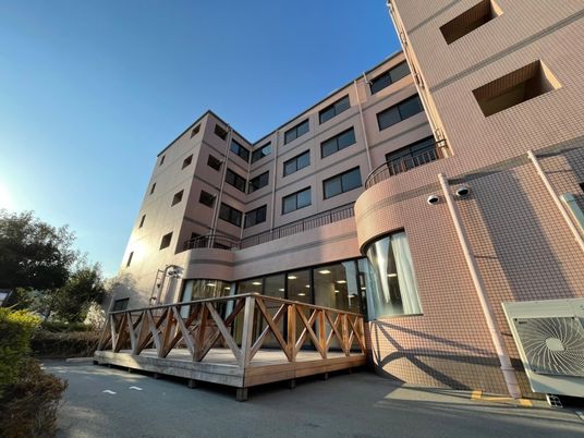 建物の外観とエントランス