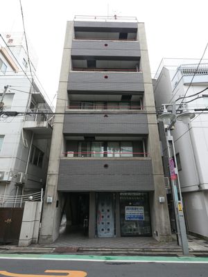 都会に佇む建物外観