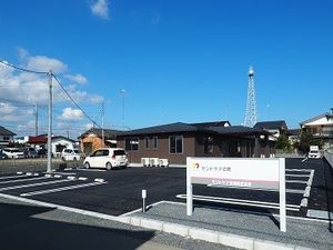 駐車場が見える外観
