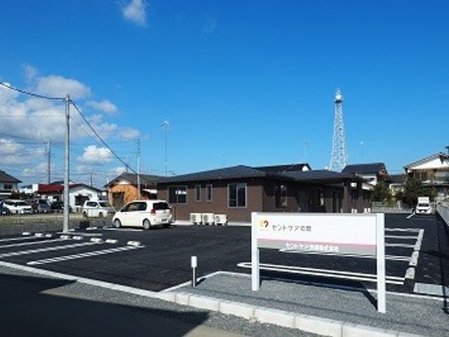 駐車場が見える外観 外観 駐車場が広く整備されており、車での通勤が便利です。施設外観はシンプルながらも親しみやすい作りです。