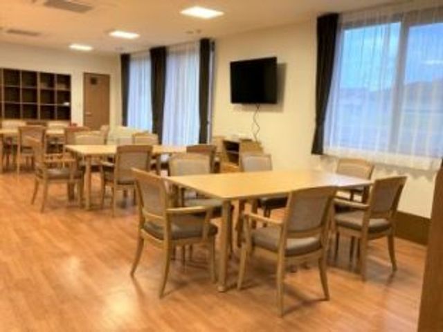 広々としたラウンジ ラウンジ 広々としたラウンジでは、明るい自然光の中でくつろぐことができます。快適な椅子が並んでいます。