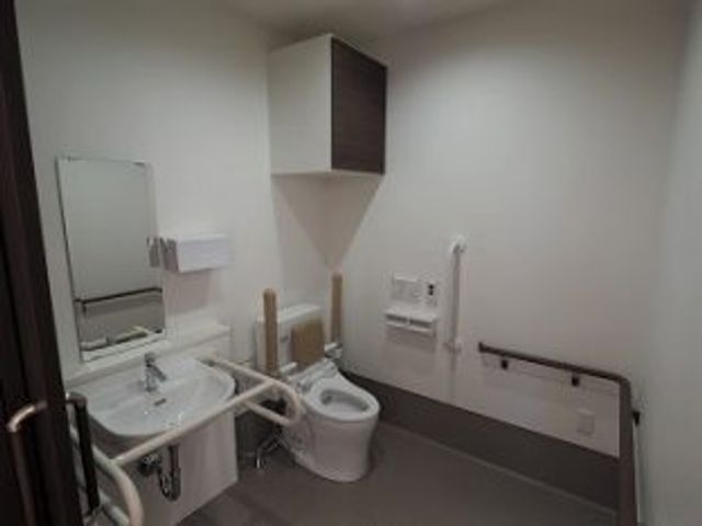 清潔で使いやすいトイレ トイレ 清潔で広々としたトイレです。安全に配慮された設備が整っています。