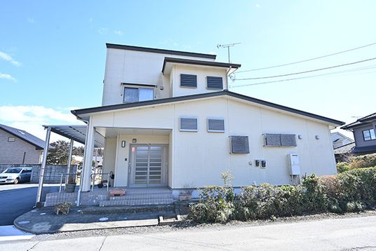 落ち着いた外観の建物