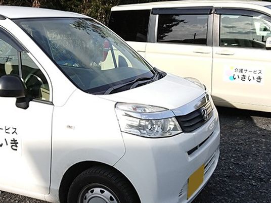 送迎車が並ぶ外観  