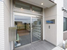 施設のエントランス外観