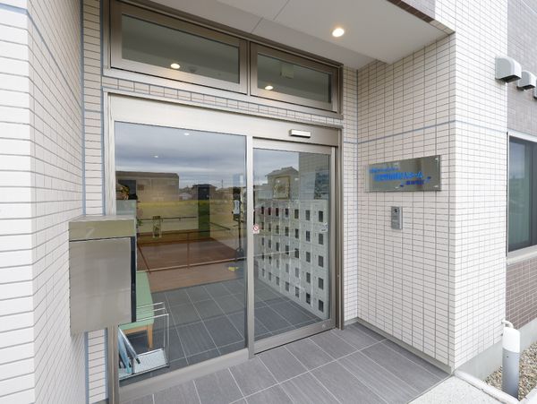 施設のエントランス外観