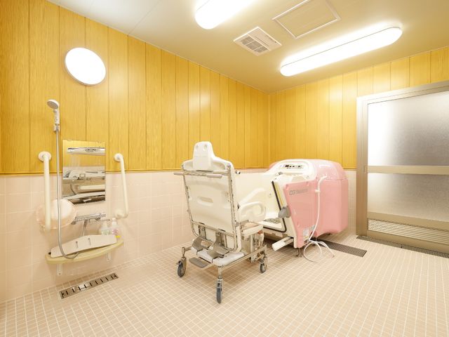 バリアフリーの明るい浴室 浴室 清潔感溢れる浴室は、安心してご利用いただけるよう手すりや介助用機器を完備しています。ゆとりあるスペースでリラックスできる時間をお過ごしいただけます。