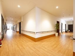 明るい施設の廊下