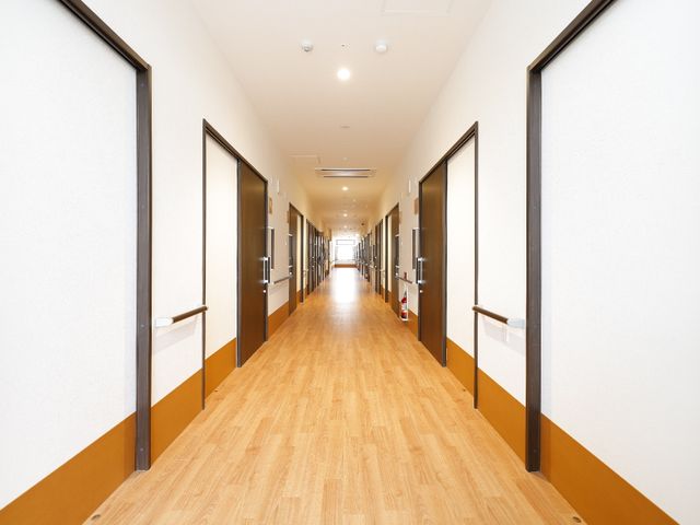 明るく清潔な廊下 廊下 広々とした廊下は光に満ち、清潔感があります。スタッフが気持ちよく働ける環境が整っています。