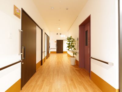 暖かみのある廊下の様子